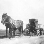 Douwe van der Wal onderweg met de melkbussen.